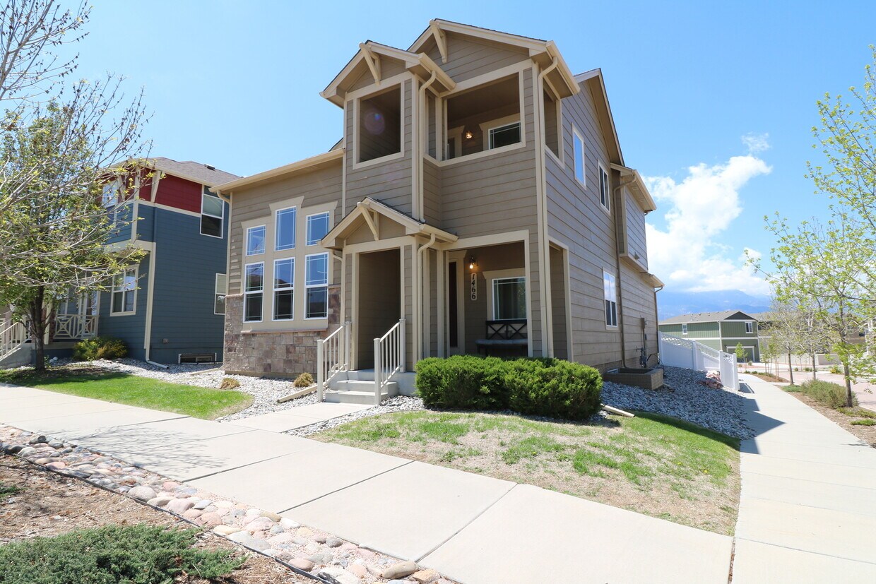 Primary Photo - 3bdrm 3bath home with 2 car garage
