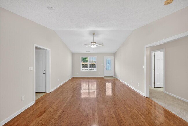 Foto del edificio - Lovely Patio Home with Sunroom!