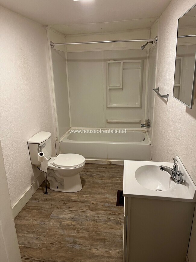 Building Photo - 705 N Garfield St