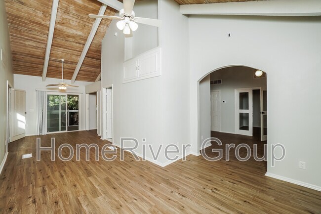 Foto del edificio - 5743 Eden Ln