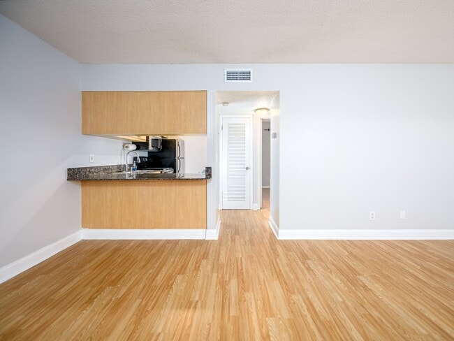 Foto del edificio - 120 S Church Ave