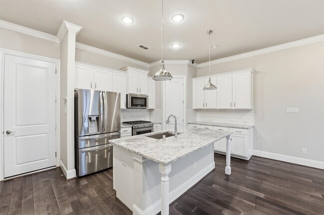 Building Photo - 1121 Shepherd Oaks Dr