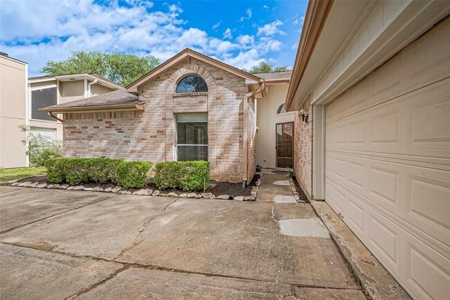 Building Photo - 2339 Loyanne Dr