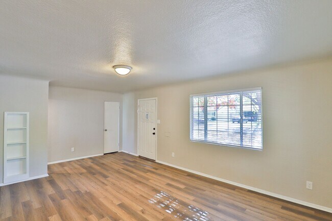 Building Photo - 144 E Vista Del Cerro Dr