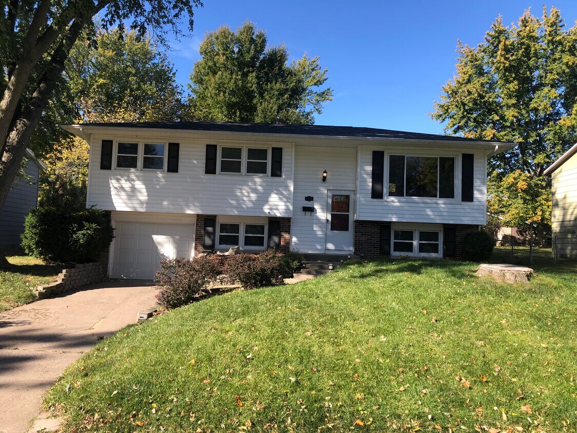 3524 Clover Hills Dr, Bettendorf, IA 52722 House Rental in Bettendorf