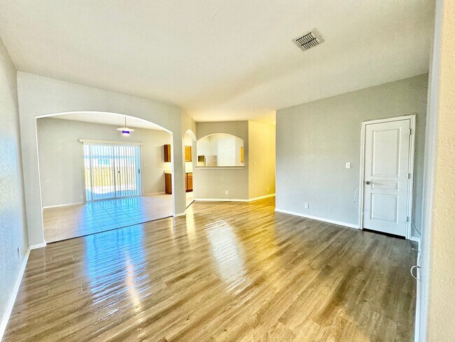 Foto del edificio - Beautiful Townhome!