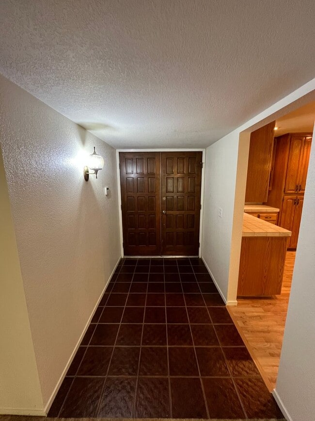 Building Photo - SW Visalia home available now!