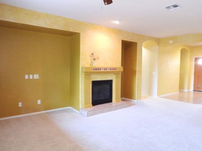 Building Photo - 4 Bedroom 2 Bath