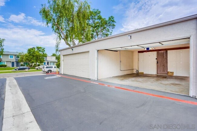 Foto del edificio - 9451 Carlton Oaks Dr