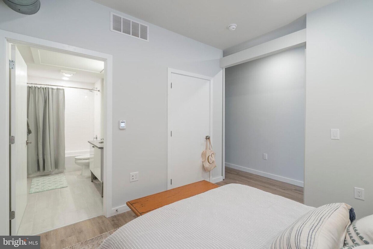Foto principal - 2120 E York St