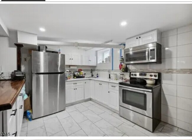 Building Photo - 548 Parker St
