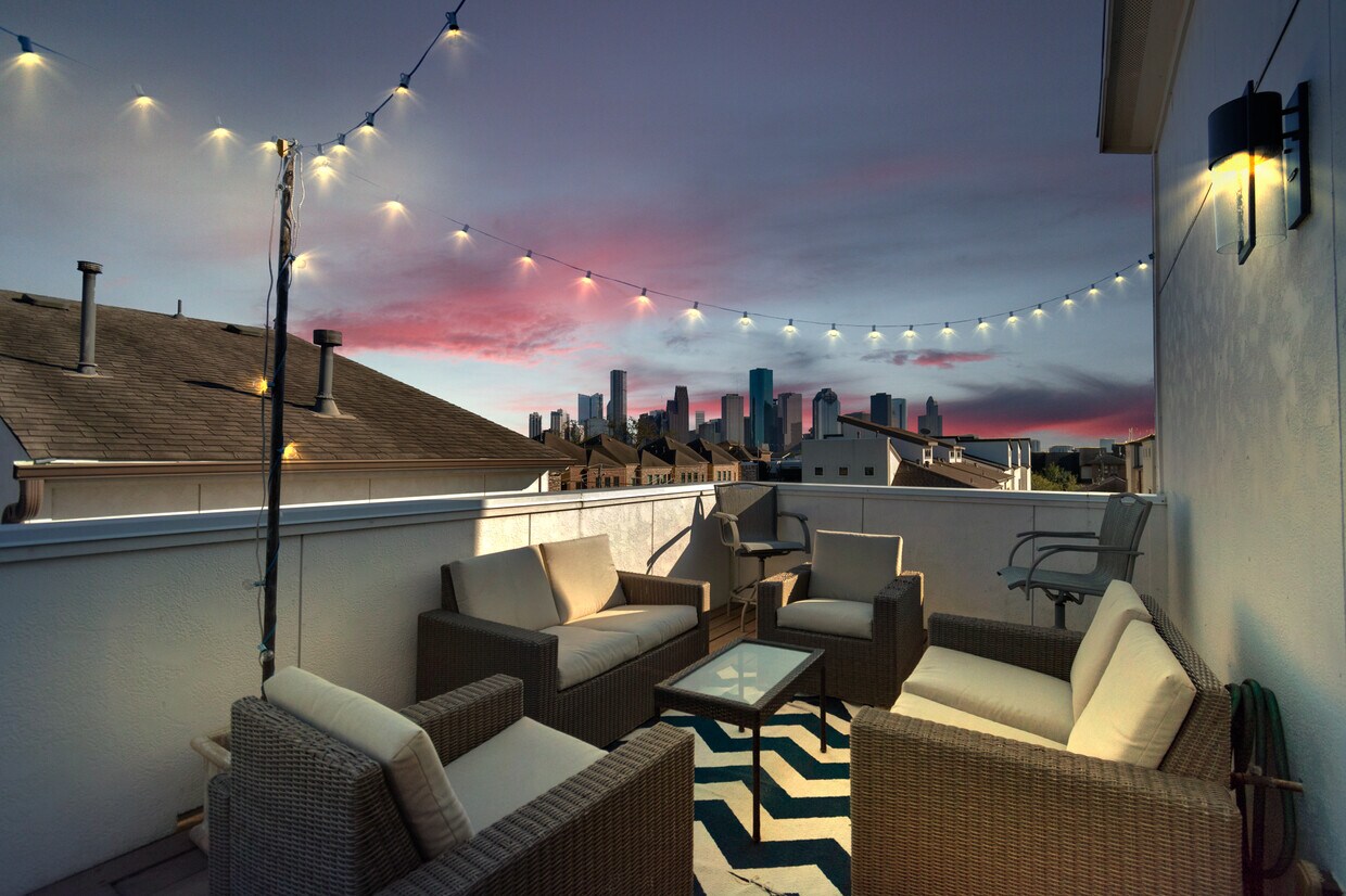 Rooftop Deck - 1904 Crockett St