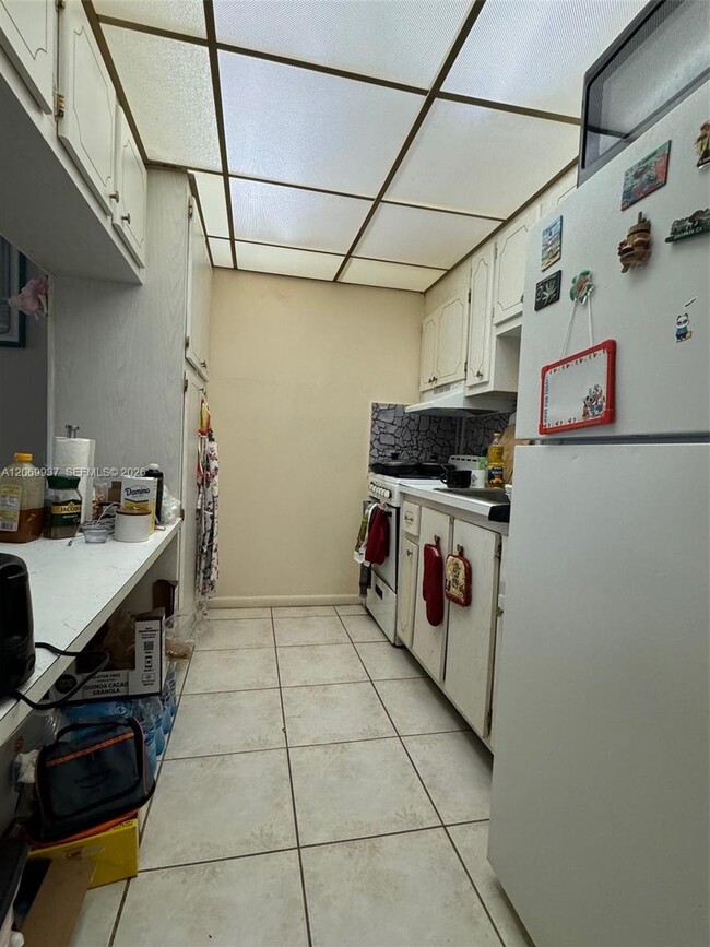 Building Photo - 2200 E Hallandale Beach Blvd