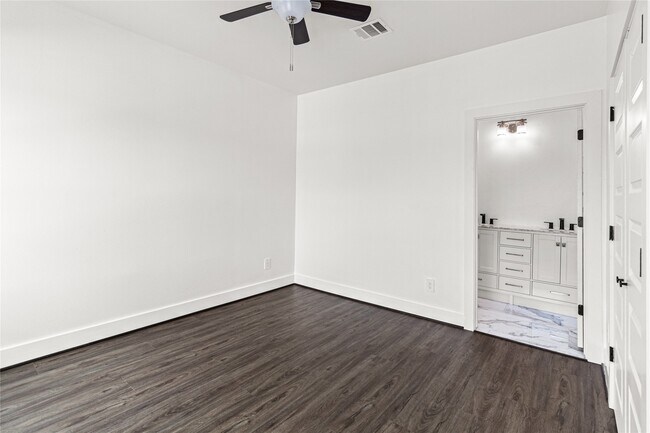 Building Photo - 2204 Hoskins Dr