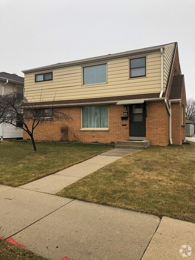 Honey Creek Manor Apartments for Rent with Hardwood Floors Milwaukee