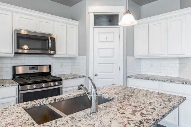 Building Photo - Bright and Charming Townhome Nestled in th...