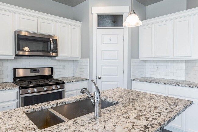Foto del edificio - Bright and Charming Townhome Nestled in th...