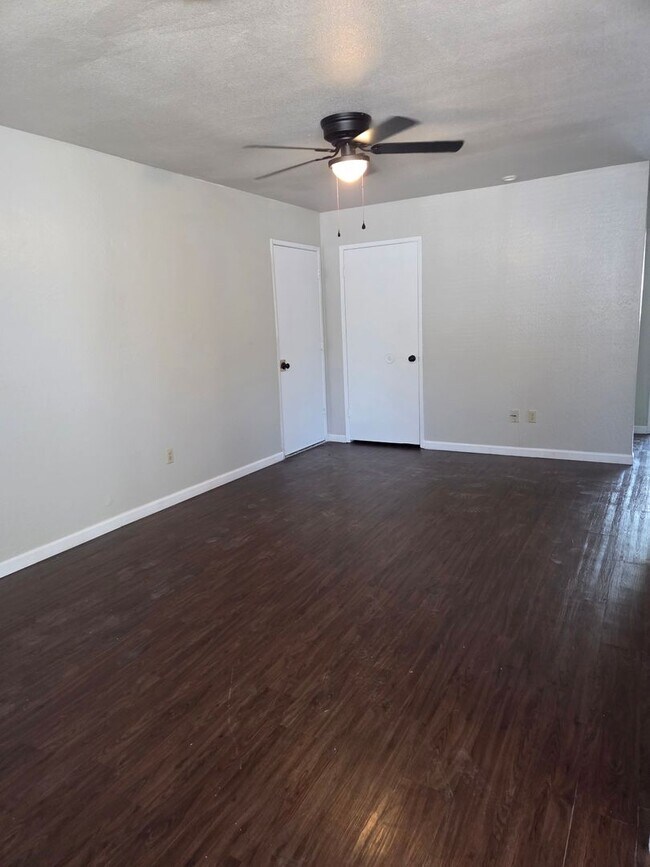 Building Photo - 2 BED/1 BATH SINGLE LEVEL TRIPLEX