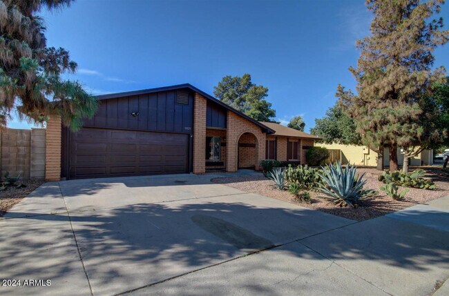 Building Photo - 1021 W Isabella Ave