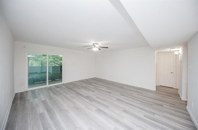 Building Photo - 3005 Walnut Bend Ln