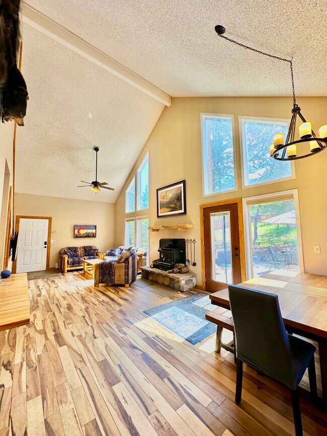 Building Photo - 1345 Leslie Cir