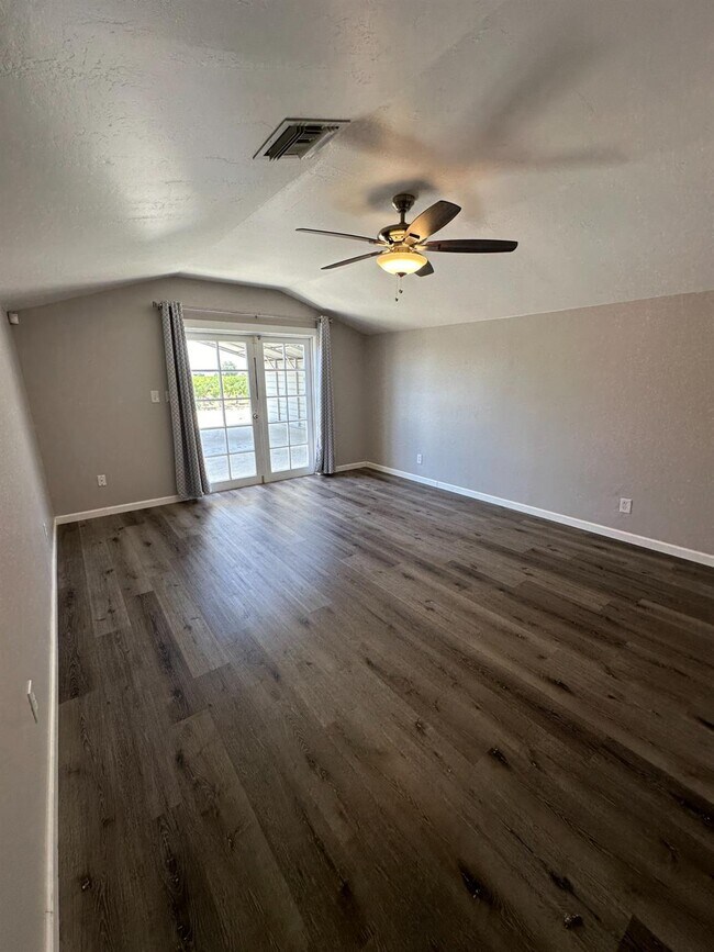 Foto del edificio - 8529 S Chestnut Ave