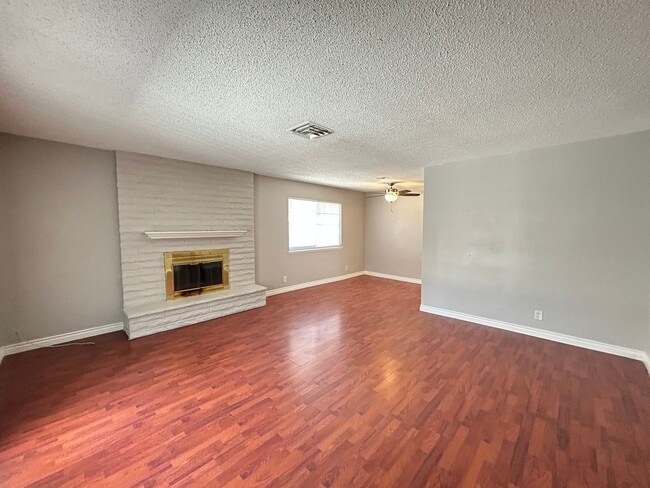 Building Photo - Single Story Home 5-Beds 2-Bath No HOA!