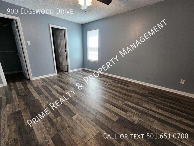 Building Photo - 900 Edgewood Dr