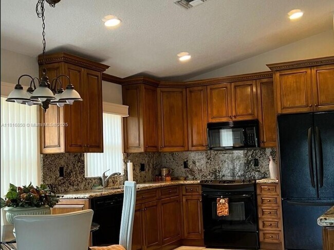 Building Photo - 10566 Sunset Isles Ct