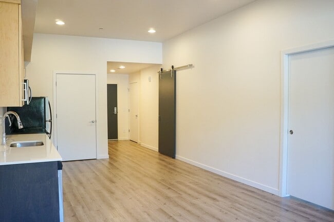 Building Photo - Modern & Spacious 1 Bedroom + Office with ...