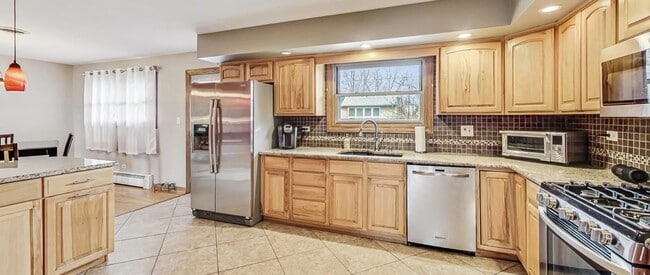 Building Photo - 450 Debra Dr