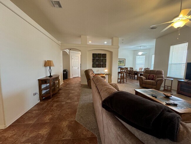 Building Photo - 3Br Furnished Home with Utilities Winter R...