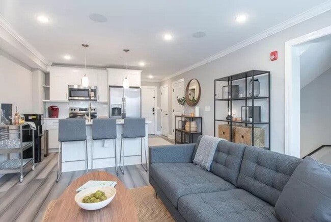 Building Photo - Spacious 2 Bed & 2 Bath Now Available in E...
