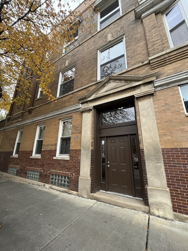 Building Photo - 3556 W Wrightwood Ave