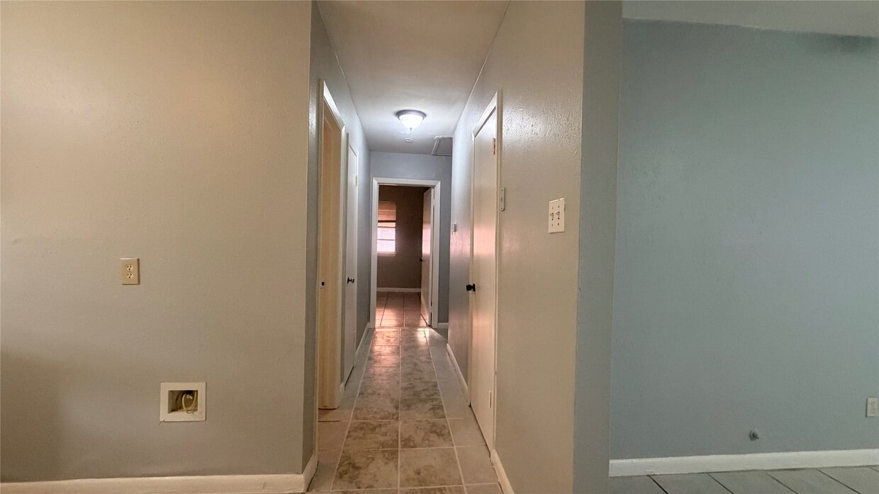 Building Photo - 3007 Akard St