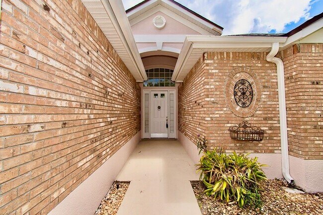 Building Photo - 1707 Golfview Dr