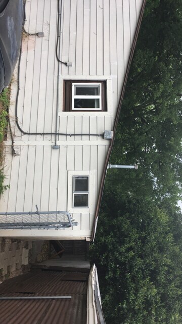 Foto del edificio - 405 N Burleson St