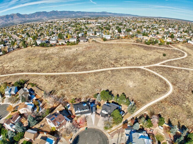 Building Photo - Spacious 4-Bedroom Cul-de-Sac Gem with Pri...