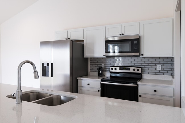 Kitchen - 5347 Pinecrest Ct N