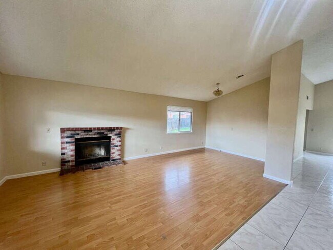 Foto del edificio - 827 Crested Dr