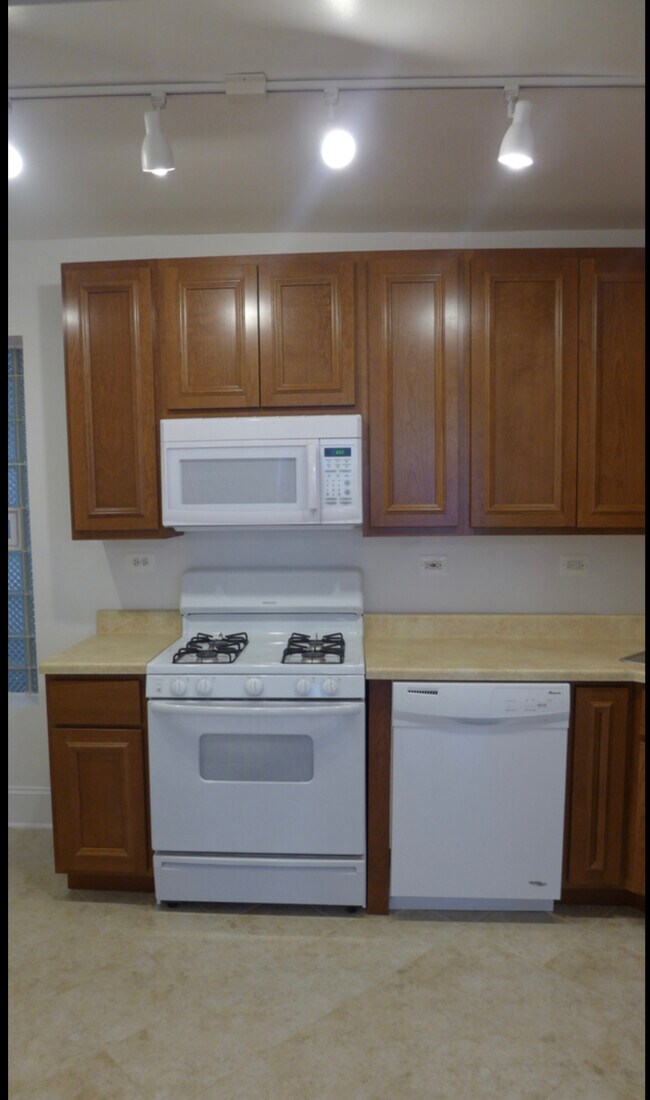 Building Photo - 4804 N Linder Ave