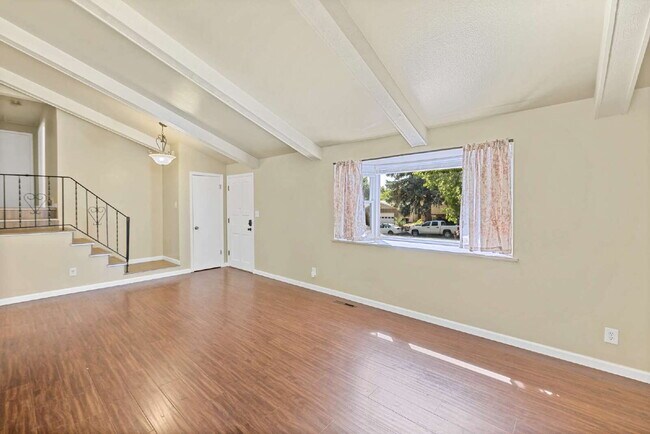 Foto del edificio - 3-Bedroom with A Flex Room Multi-Level Home with Fresh Paint, Refreshed Deck, and Multiple Living...