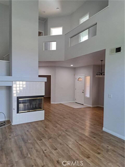 Building Photo - 2080 Lakeshore Dr