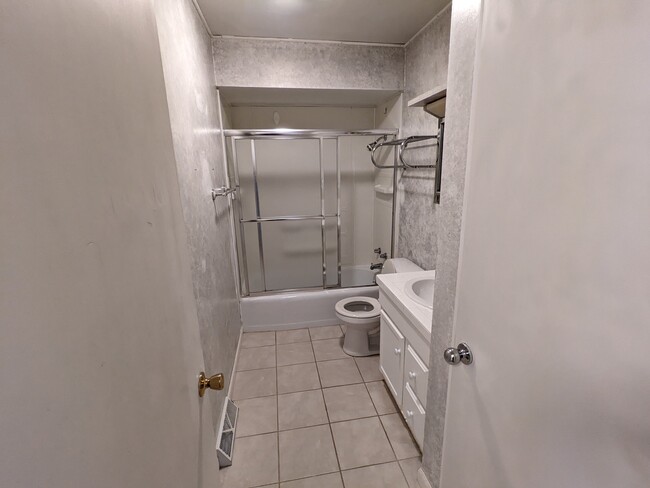 Full Bathroom - 400 N Maple St