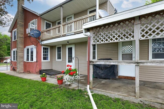 Segundo piso y entrada lateral a la cocina a continuación - 1102 Lancaster Ave