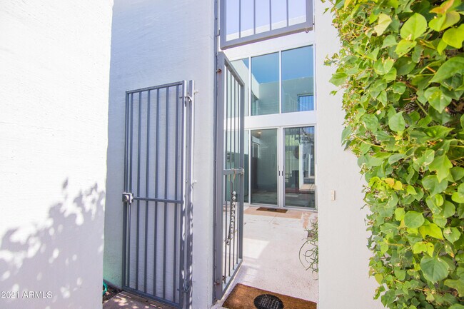 Building Photo - 3261 E Camelback Rd