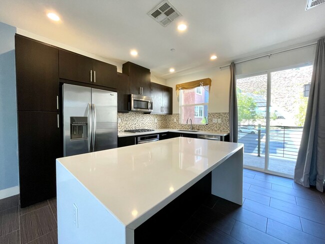 Building Photo - Large 3B/3BA located in the Origen communi...