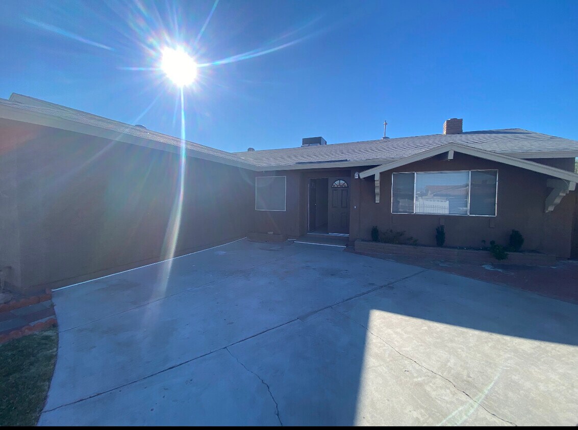 Foto principal - 5613 Deal Dr