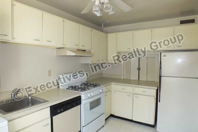 Building Photo - Townhouse in the West End