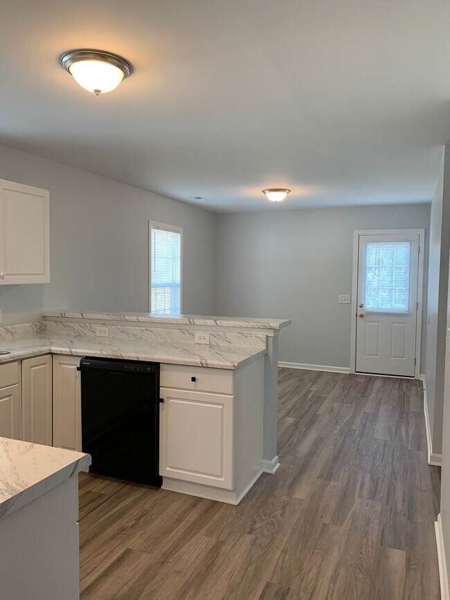 Foto del edificio - 3 Bedroom 2 Bath Renovated House Available Now on Park Avenue